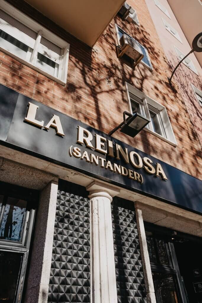 Fachada de La Reinosa cerca de la Castellana