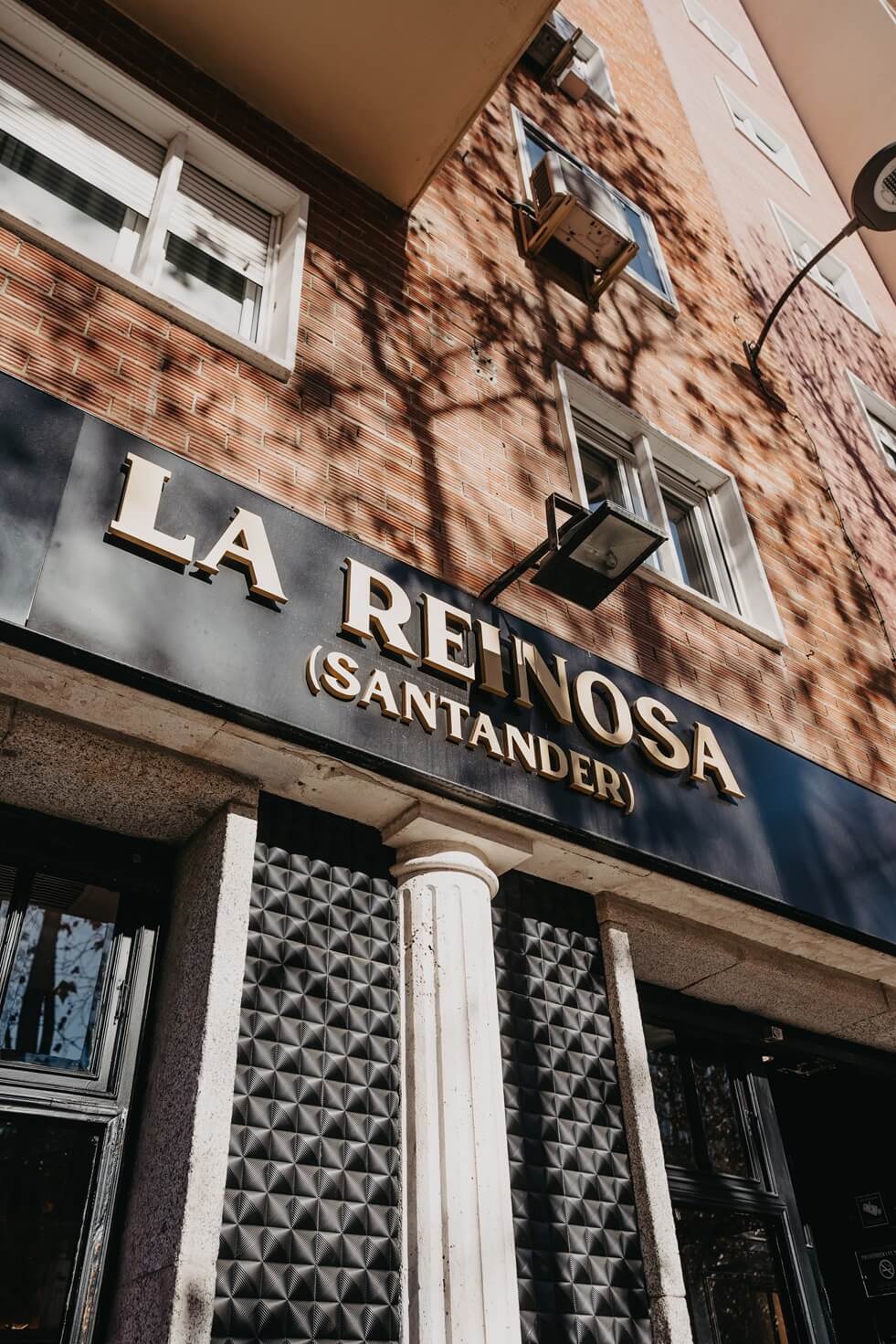 Fachada del restaurante La Reinosa en la Avenida del General Perón 13, Madrid