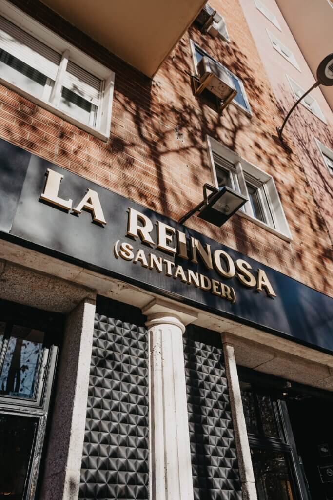 Fachada de La Reinosa en la avenida General Perón 13, Madrid