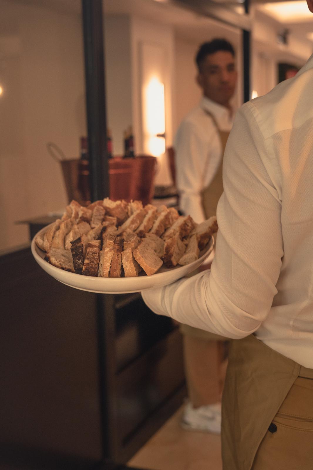 Bandeja de pan de cristal servida en la mesa de La Reinosa