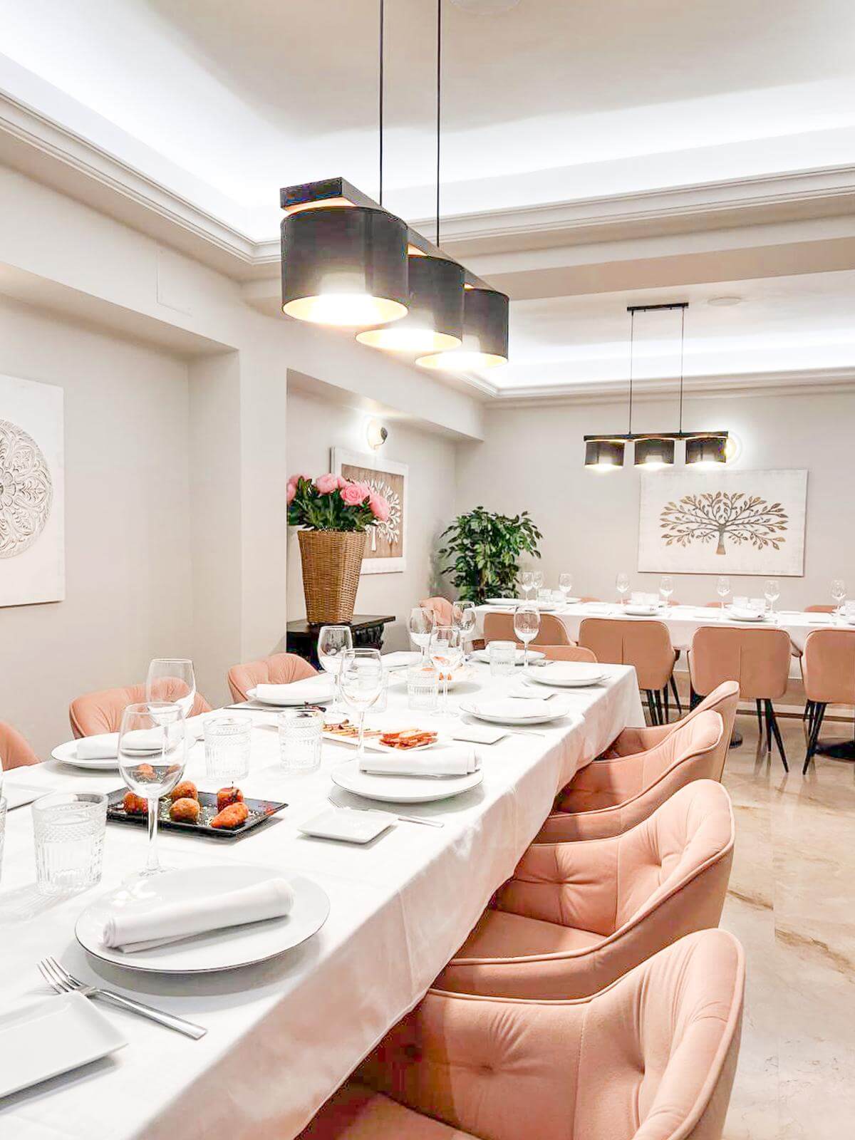 Comedor de La Reinosa con las mesas vestidas y luz cálida