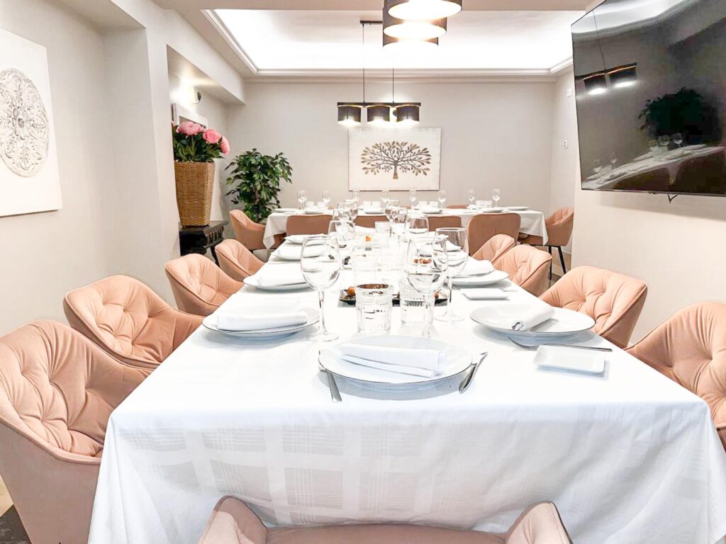 Comedor de La Reinosa, restaurante cántabro en Azca