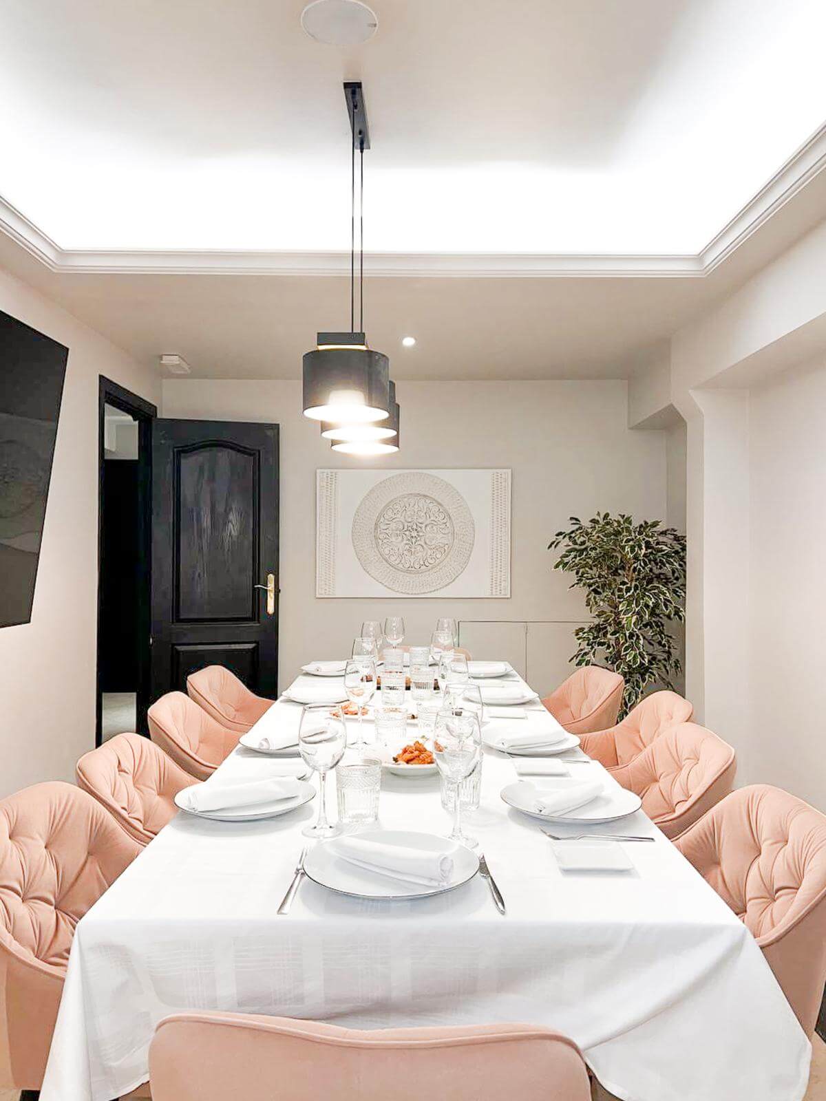 Comedor de La Reinosa con mesas vestidas de blanco y butacas tapizadas