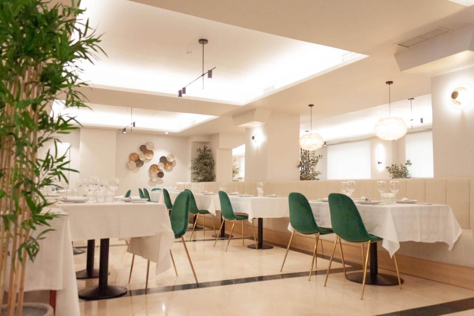 Comedor de La Reinosa con las mesas preparadas para el servicio