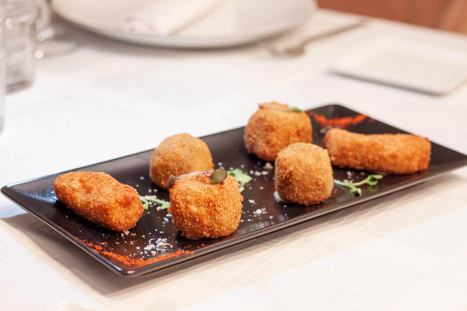 Croquetas caseras de La Reinosa recién fritas, servidas con salsa