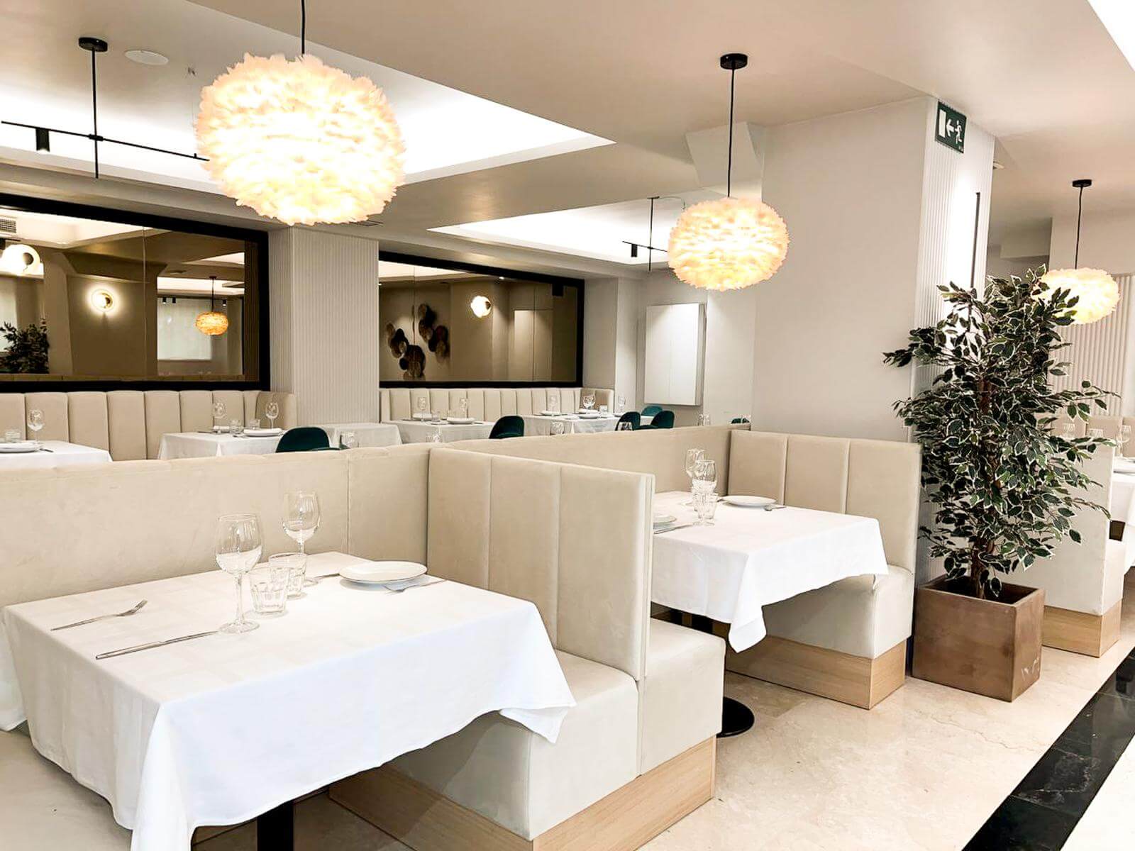 Salón principal de La Reinosa con las mesas vestidas de blanco y butacas