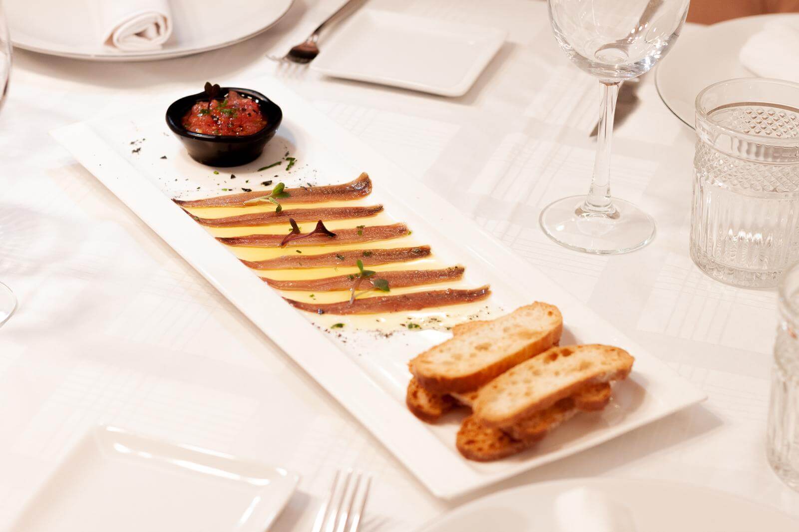 Anchoas de Santoña con pan de cristal y tomate rallado, en La Reinosa