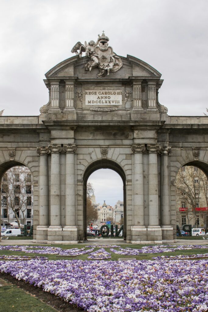 Calle de Madrid con arco de piedra al fondo
