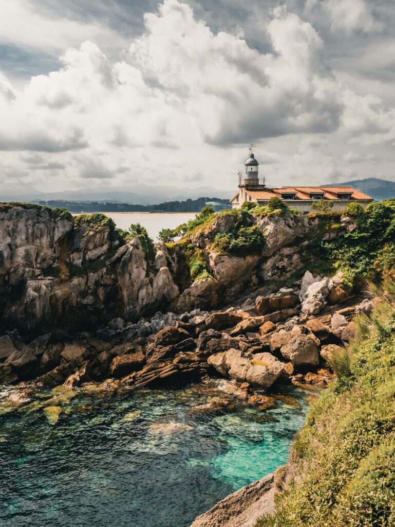 Faro sobre un acantilado de la costa de Cantabria