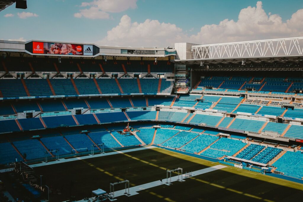 Graderío de un estadio de fútbol vacío antes de un partido