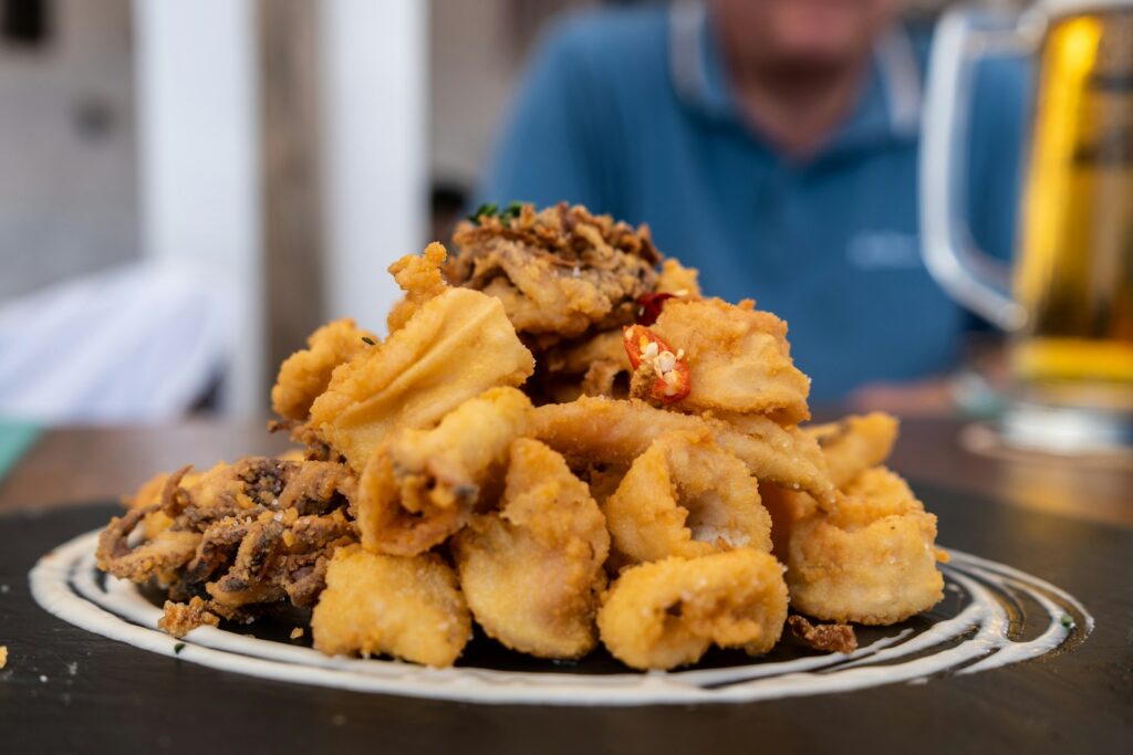 Ración de rabas de calamar recién fritas