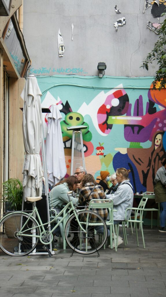 Mesas de terraza ocupadas en una calle de Madrid